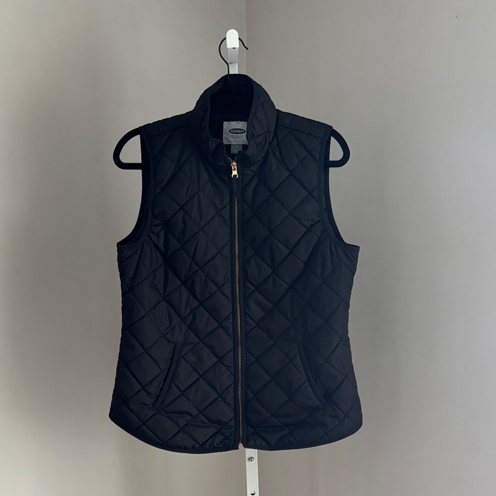 Old Navy Women’s Black Quilted Vest with Gold Zipper Detailing Size Medium